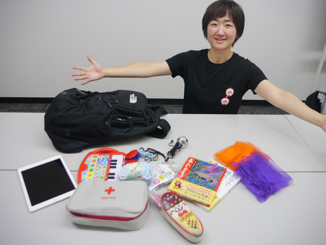 普段訪問時の持ち物。 医療セット、iPad、視覚・触覚を刺激するおもちゃ、絵本など