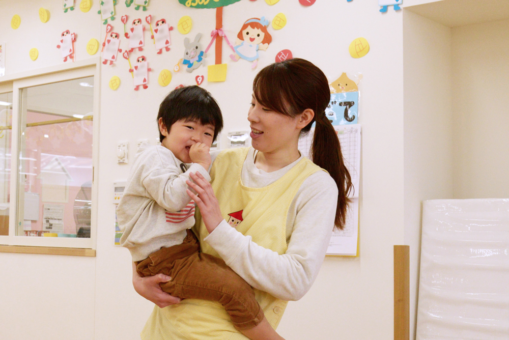 先生がお子さんを抱っこしている写真