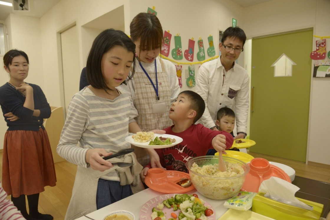 食事をよそっている写真