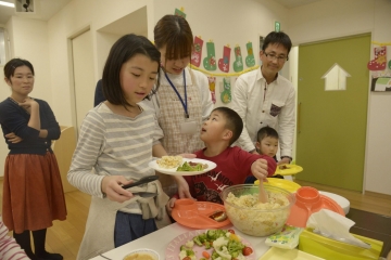 食事をよそっている写真