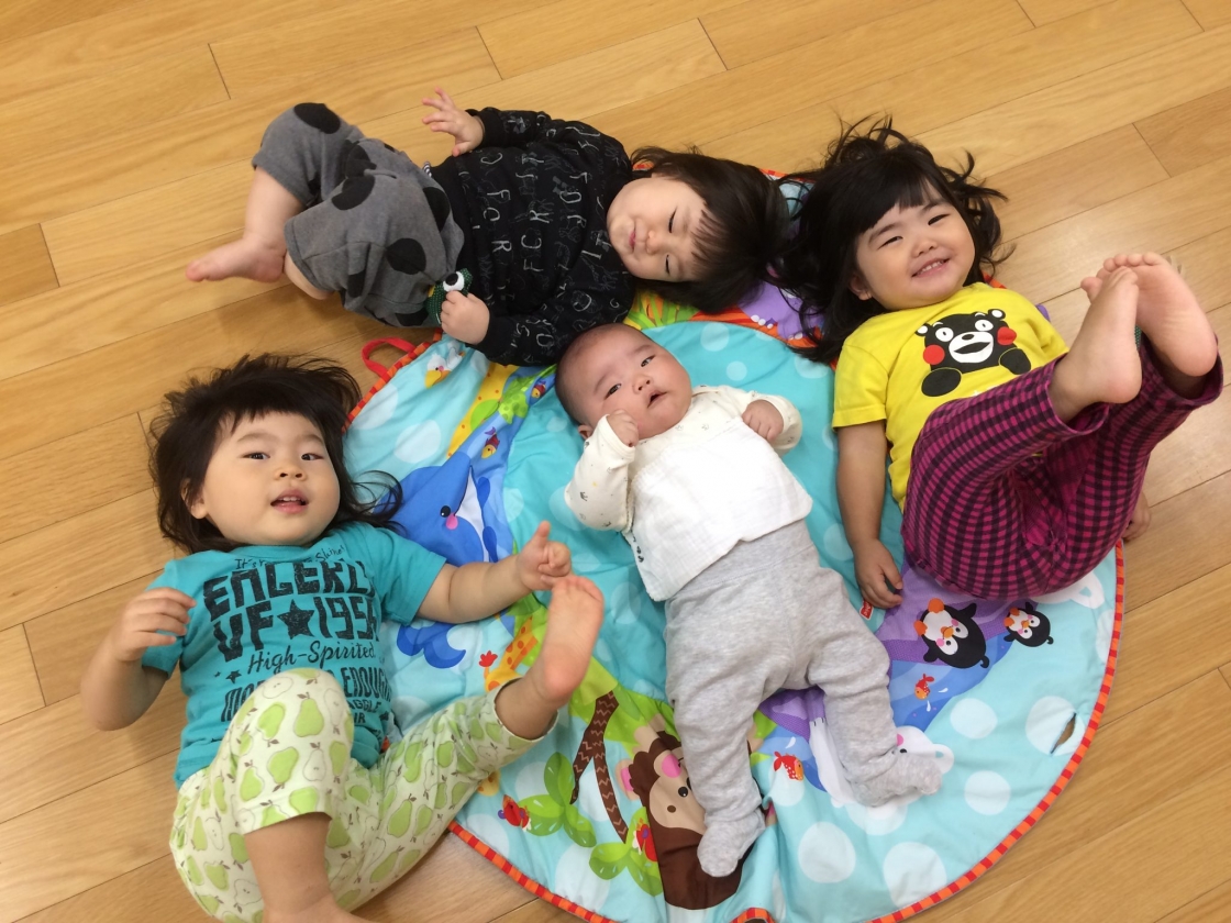 兄弟のように仲良く過ごす子どもたち