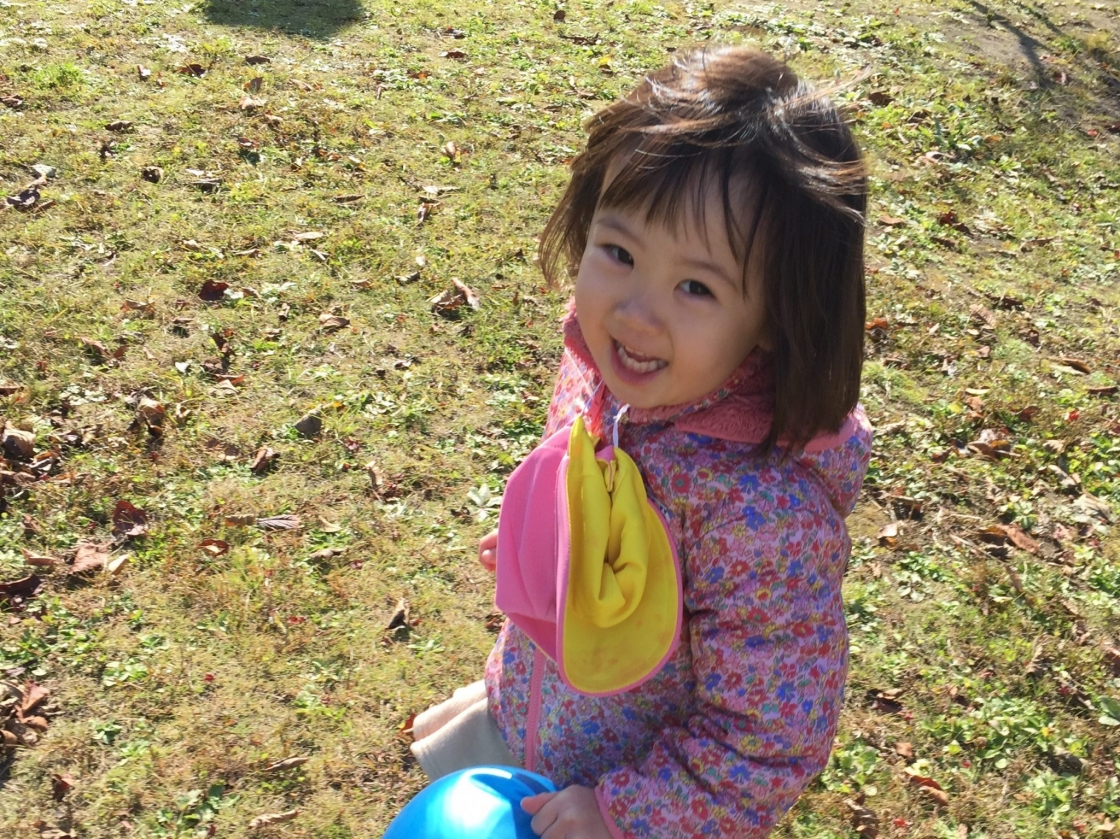 草原で遊ぶお子さん