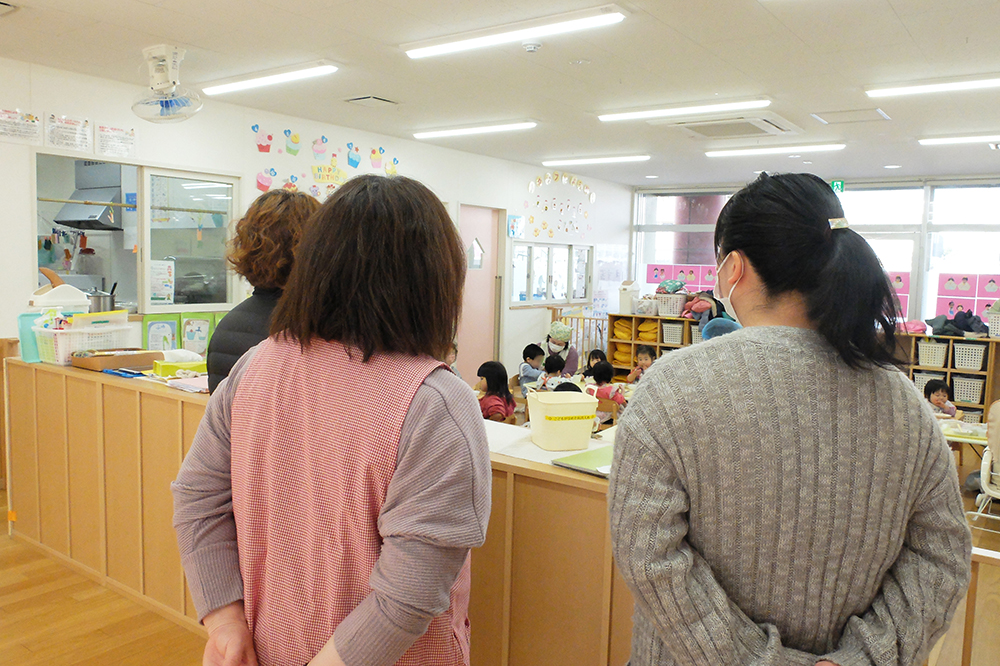 園内の見学の様子