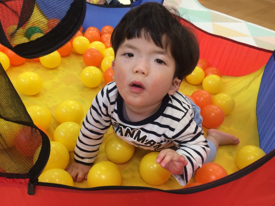ボールプールで遊ぶ男の子