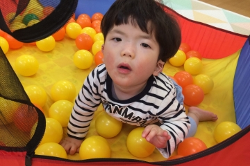 ボールプールで遊ぶ男の子