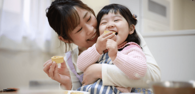 おやつを食べる親子