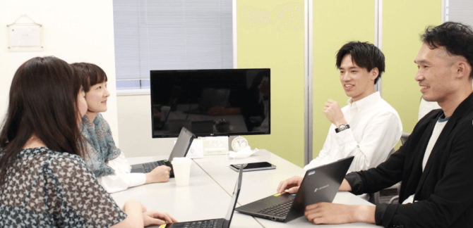 会議をする人たち