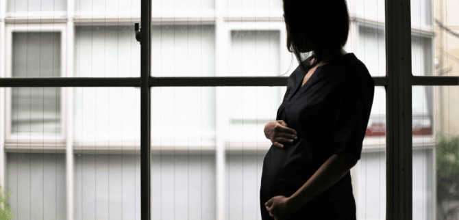 予期せぬ妊娠に悩む女性